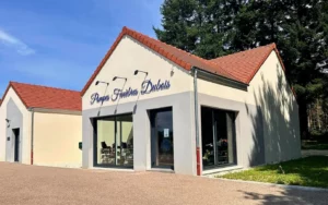 Façade moderne de l'agence Pompes Funèbres Dubois avec toiture en tuiles rouges.