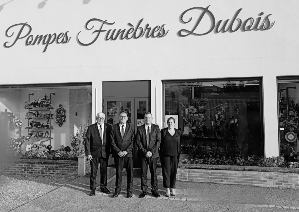 L'équipe des Pompes Funèbres Dubois au complet devant leur agence.
