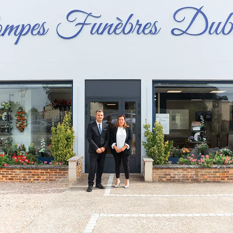 Portraits professionnels des dirigeants devant l'agence Pompes Funèbres Dubois.
