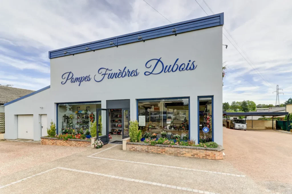 Façade commerciale avec enseigne "Pompes Funèbres Dubois" et larges baies vitrées.