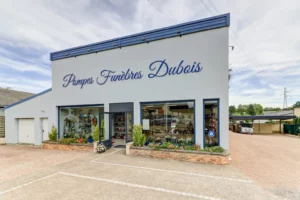 Façade commerciale avec enseigne "Pompes Funèbres Dubois" et larges baies vitrées.