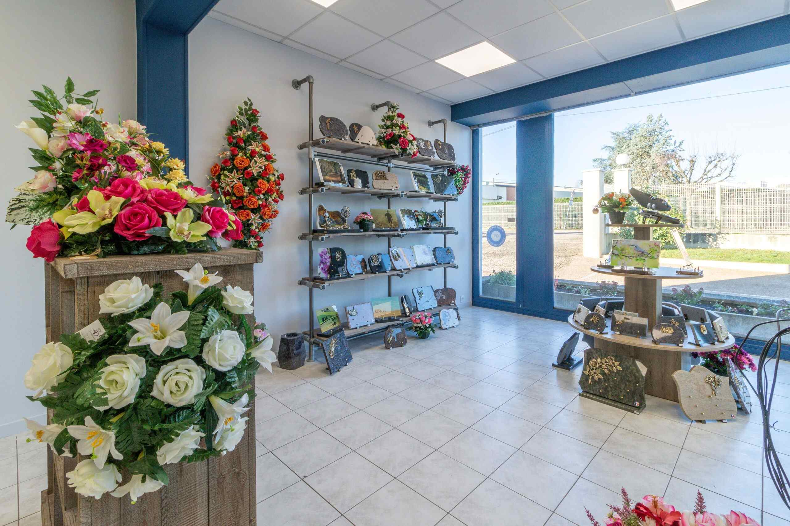 interieur boutique fleurs et plaques