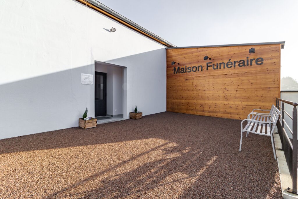 porte d entree maison funeraire