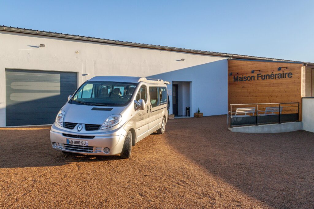 un corbillard au maison funeraire
